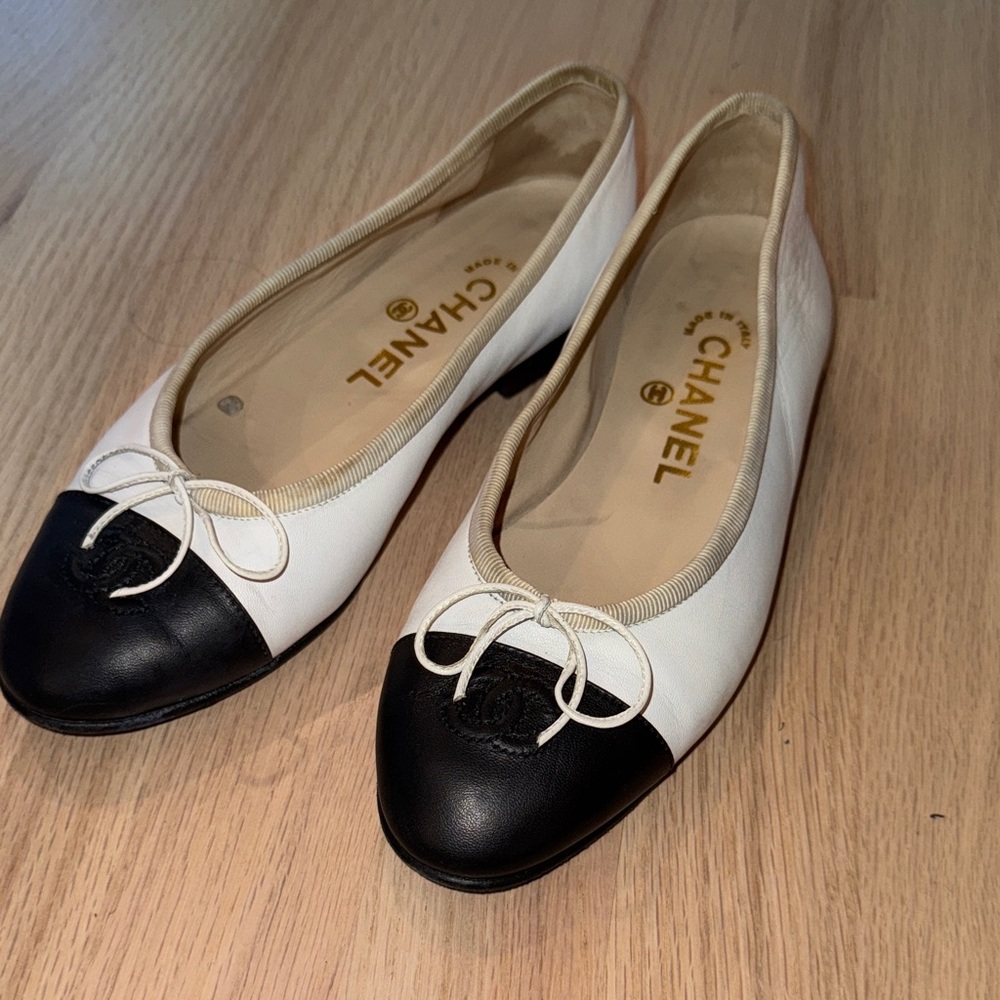 CHANEL Women's Black and white  Loafers
